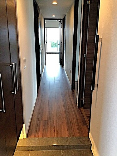 ライオンズ新井口マスターズゲートのその他|廊下（リビング方向）　※2021年9月撮影