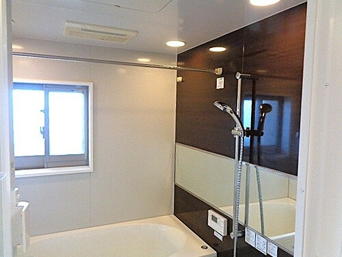 ライオンズ新井口マスターズゲートの浴室|窓のある明るいバスルーム　※退去後撮影