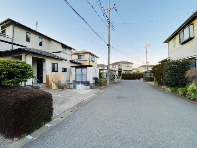 山田台　中古戸建の前面道路含む現地写真