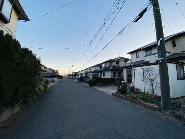 山田台　中古戸建の前面道路含む現地写真