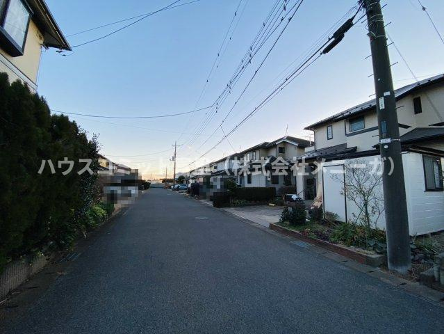 山田台　中古戸建の前面道路含む現地写真