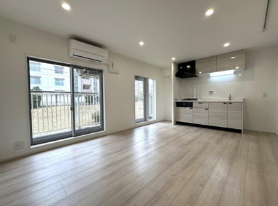 【居間・リビング】 | 狭山台団地２街区 14号棟 | (LDK10帖)　夕方になってもお部屋が暗くならない南西向き