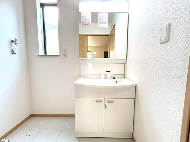 ハートフルタウン　一宮市三ツ井5丁目7番　全3区画分譲の独立洗面台|奥行約420mmのコンパクト設計で従来品と異なり洗面ボウルの成型の精度が高い為スッキリ納まります。