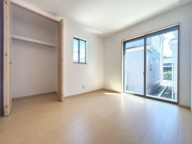ハートフルタウン　一宮市三ツ井5丁目7番　全3区画分譲の洋室|木目の美しさを際立たせるシンプルデザインで、室内に落ち着きと安らぎを与えてくれます。