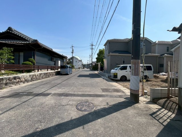 ハートフルタウン　一宮市三ツ井5丁目7番　全3区画分譲の前面道路含む現地写真|「現地（2026年4月3日）撮影」　
■前面道路　
■ヤマダ不動産　株式会社リライフ