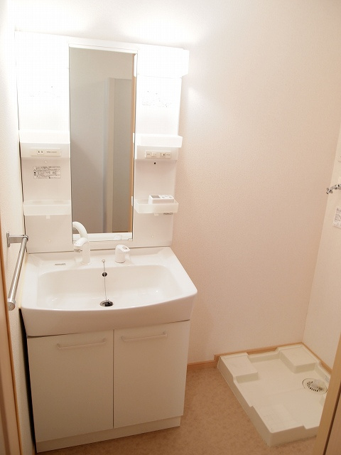 モデルノ デーアの独立洗面台|別部屋反転間取のお写真になります。参考にご覧くださいませ。