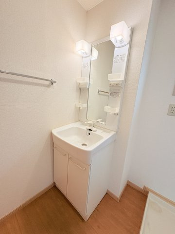 【独立洗面台】 | プラドール　C棟 | 朝の身支度には欠かせない独立洗面化粧台