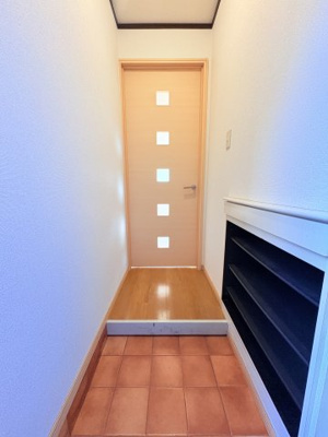 【内装】 | プラドール　C棟 | 明るい玄関です