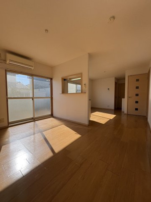 【居間・リビング】 | プラドール　C棟 | こちらの居間で趣味の時間をお楽しみください