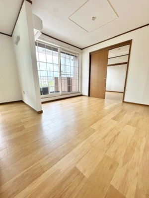 【居間・リビング】 | ヴィラサンライズ | こちらのリビングで趣味の時間をお楽しみください