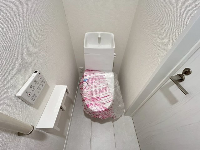 【商談中】ハートフルタウン　一宮市三ツ井5丁目7番　全3区画分譲のトイレ|超表面平滑加工とイオンパワーの「セフィオンテクト」加工で、汚れが付きにくく落ちやすい仕様です。