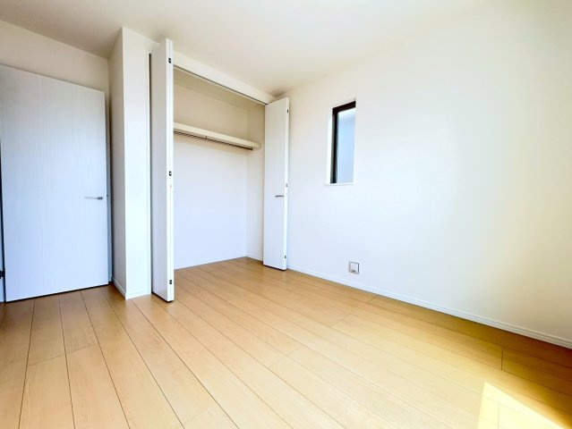 【商談中】ハートフルタウン　一宮市三ツ井5丁目7番　全3区画分譲の洋室|木目の美しさを際立たせるシンプルデザインで、室内に落ち着きと安らぎを与えてくれます。