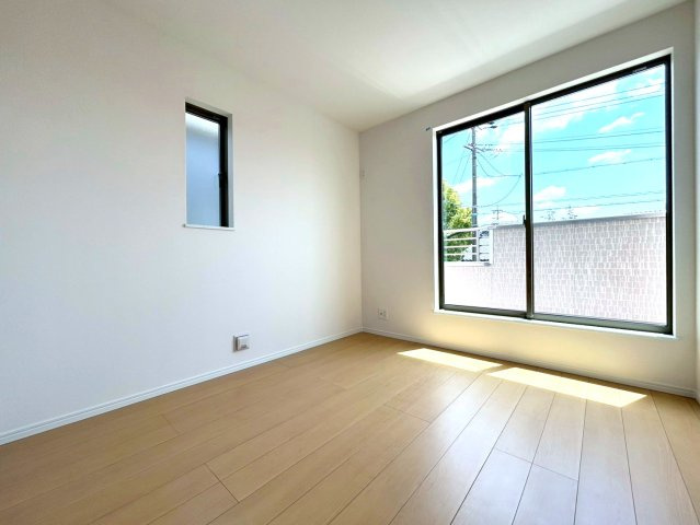 【商談中】ハートフルタウン　一宮市三ツ井5丁目7番　全3区画分譲の洋室|木目の美しさを際立たせるシンプルデザインで、室内に落ち着きと安らぎを与えてくれます。