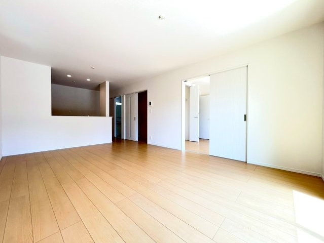 【商談中】ハートフルタウン　一宮市三ツ井5丁目7番　全3区画分譲の居間・リビング|フローリング材には木目調で木材特有の風合いがあり、ナチュラルな美しさになっています。
