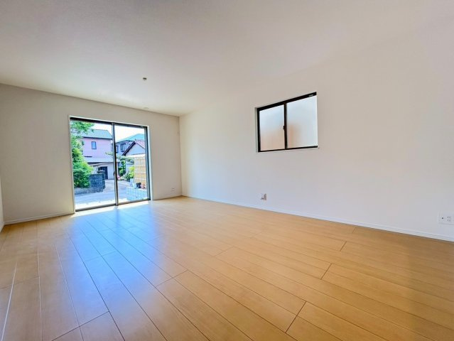 【商談中】ハートフルタウン　一宮市三ツ井5丁目7番　全3区画分譲の居間・リビング|フローリング材には木目調で木材特有の風合いがあり、ナチュラルな美しさになっています。