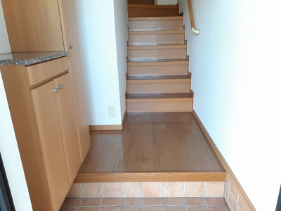 【玄関】 | サンライト・プリティーＢ | 収納もある玄関です