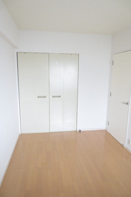 【洋室】 | アーバンイケダ | 落ち着いた色調の洋室です