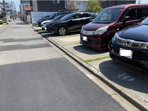 岩塚テラスの駐車場