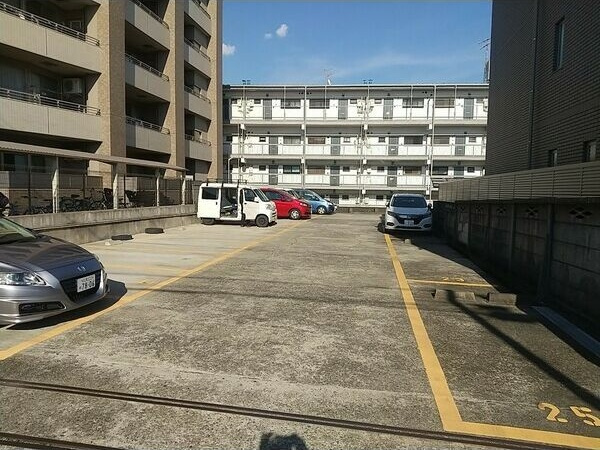 啓周ビルの駐車場