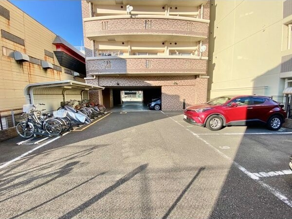 ロイヤルピジョン岩塚の駐車場