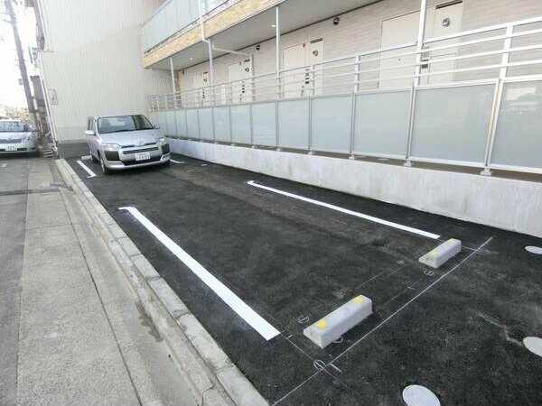 リブリ・アルバ中村公園の駐車場