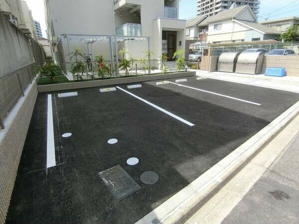 リブリ・GRAND葵の駐車場