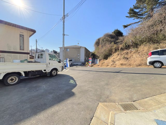 前面道路は広いので駐車は各区画しやすいのが魅力です。