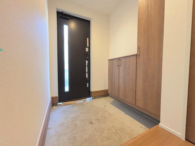シューズBOX付の広い玄関はお荷物があるときでも嬉しいゆとりの広さです（No.4区画）