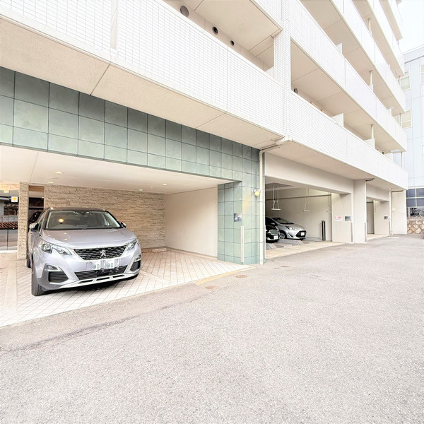 マイアトリア栄の駐車場