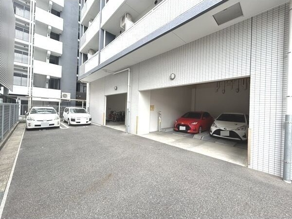 マリオン城西の駐車場