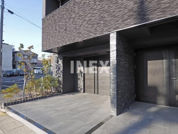 横浜市中区麦田町４丁目の賃貸マンションのエントランス