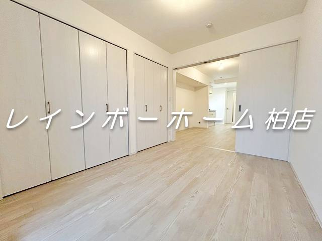 ジーメゾン春日部大場の寝室|広くて明るい寝室