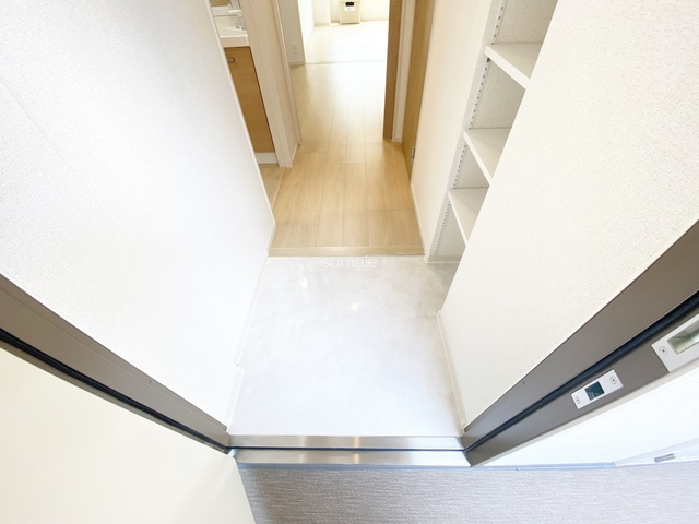 カステロ赤羽の玄関|シューズボックス付きの玄関です☆