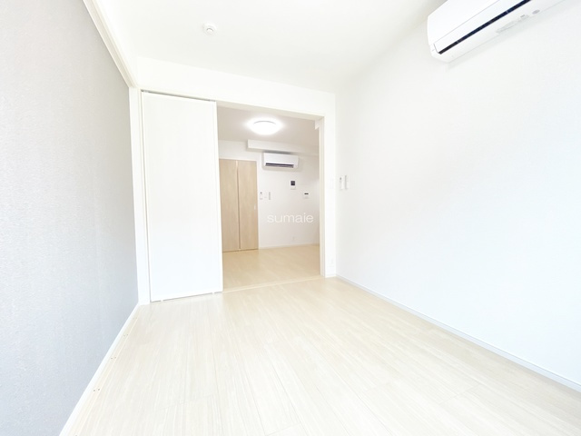 カステロ赤羽の寝室|居室にはエアコンが付いています。