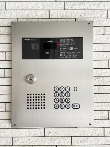 リアレクト白壁のエントランス