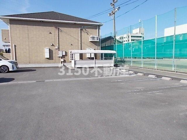 クリアネスＪの駐車場