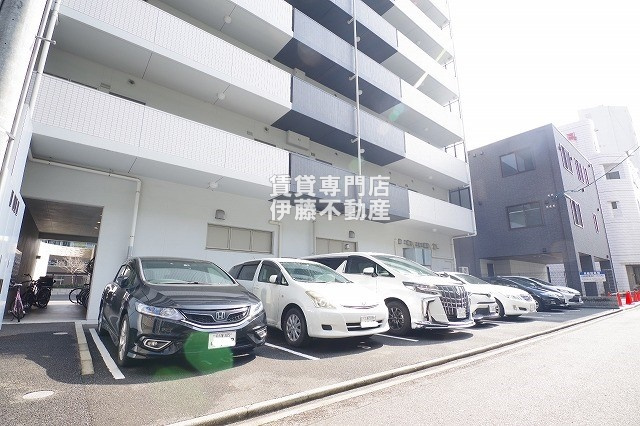 プレミアム浅間町の駐車場