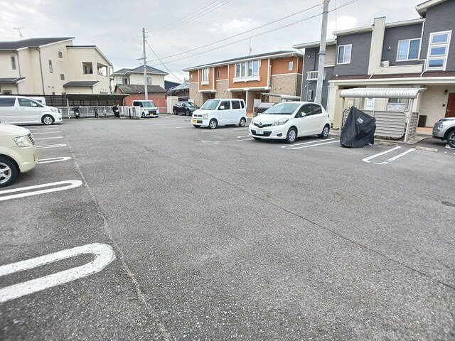 インプレスの駐車場