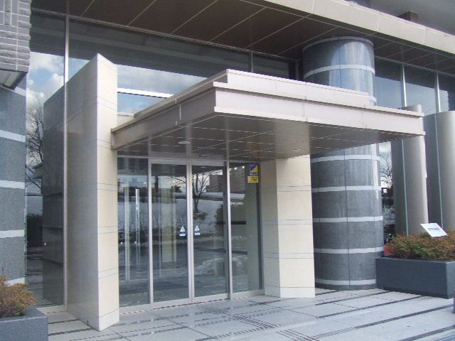 アデニウムタワー萬代橋のエントランス