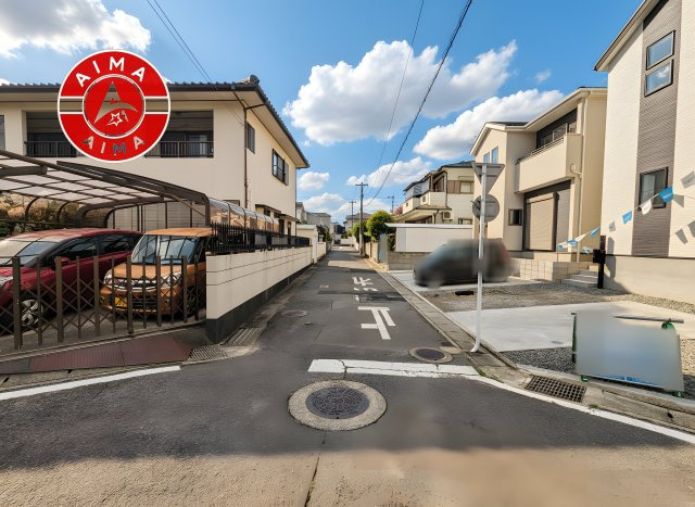 大野城市中1丁目第3-3棟（3号棟）の前面道路含む現地写真|前面道路は閑静な住宅地をはしる車通りの少ない道路。お車の出し入れが苦手なママや小さなお子様にも安心ですね。しっかり舗装もされているので、ベビーカーや自転車で通っても快適に通行できます。
