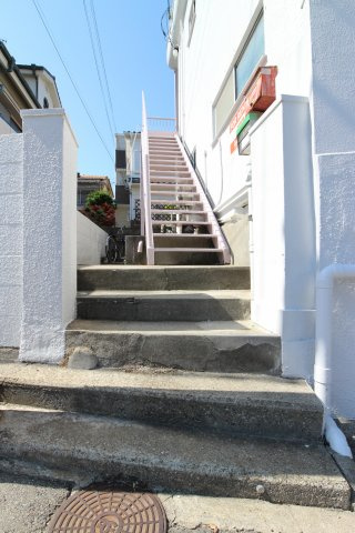 堀松マンションのエントランス