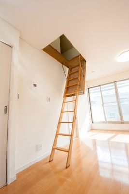 【居間・リビング】 | 浅間町戸建 | なんと隠し部屋的屋根裏収納（グルニエ）もあります！