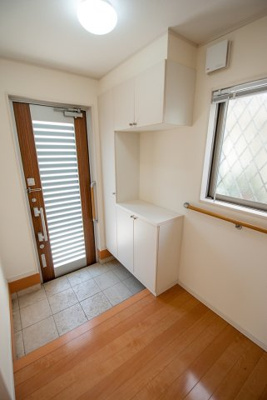 【居間・リビング】 | 浅間町戸建 | 広々としていて、気持ちの良い玄関！