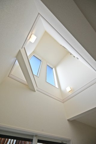 ブルーミングガーデン中野北1丁目新築一戸建│3LDK+インナーガレージの居間・リビング|リビング上部に吹抜を採用、吹抜けからの採光で明るく開放的です。