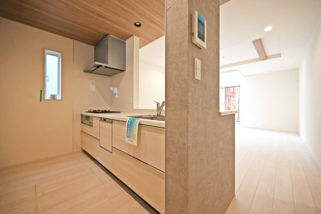 ブルーミングガーデン中野北1丁目新築一戸建│3LDK+インナーガレージのキッチン|1階キッチンユニット越しに撮影した内観写真です。対面式キッチンを採用しているため視界は広く、ご家族間やご来訪者とのコミュニケーションも一体的に取り易くなっております。