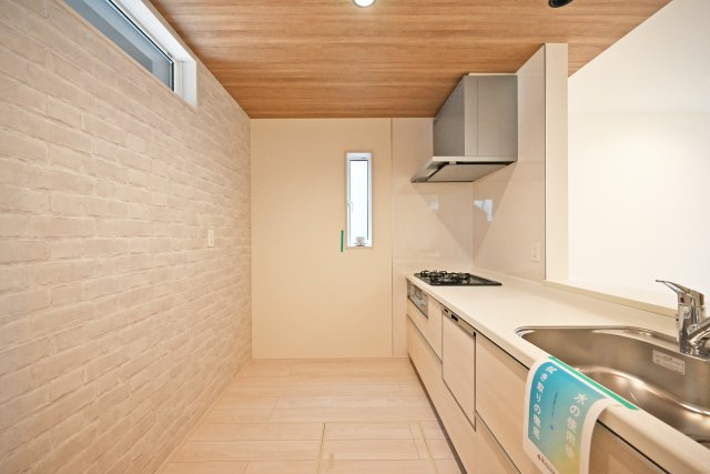 ブルーミングガーデン中野北1丁目新築一戸建│3LDK+インナーガレージのキッチン|キッチン後ろのスペースも広く、ご入居後に設置するカップボードの幅も広がります。特にLDKが広い住宅の場合はカップボードなどのメインインテリアを大きくするとバランスが良くなります。