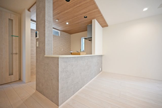 ブルーミングガーデン中野北1丁目新築一戸建│3LDK+インナーガレージのキッチン|キッチン上部は折下天井を採用でデザイン性を向上させています。ダウンライトを4基採用し、作業性を確保。