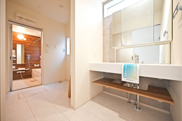 ブルーミングガーデン中野北1丁目新築一戸建│3LDK+インナーガレージの独立洗面台|キャビネット内には散らかりがちな化粧品や小物類をしまっておけるので、生活感が出にくくスタイリッシュな空間を保てます。