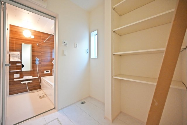 ブルーミングガーデン中野北1丁目新築一戸建│3LDK+インナーガレージの脱衣所|洗面室には可動リネン棚が設けられています。高さを調整してタオル類から洗剤やストック用品まで収納可能。