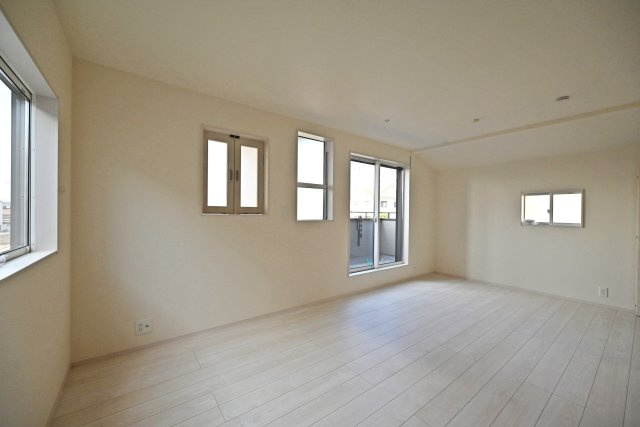 ブルーミングガーデン中野北1丁目新築一戸建│3LDK+インナーガレージの洋室|2階主寝室想定洋室に入ってすぐの内観写真です。
各居室2面採光の為、採光通風ともに良好です。